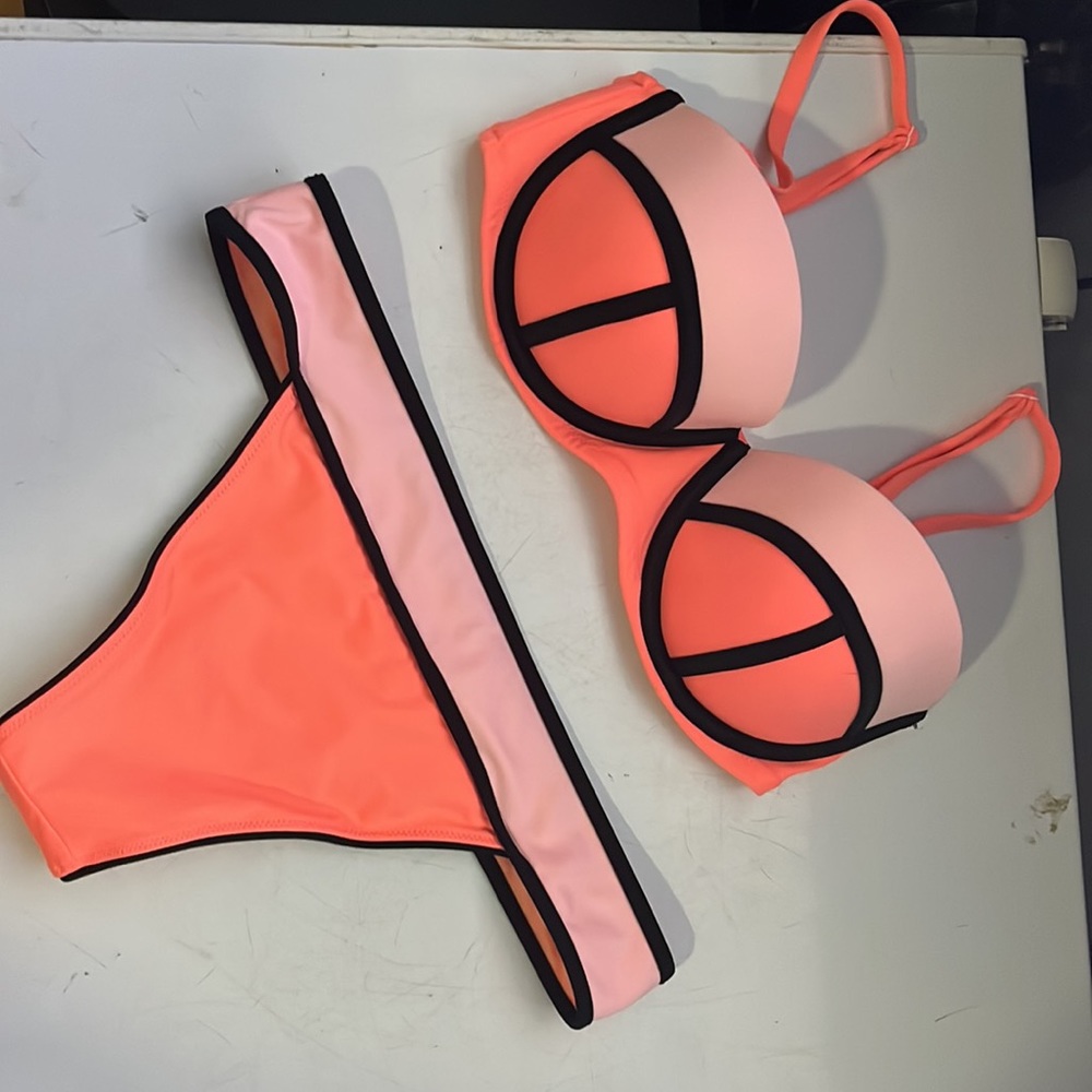 Gorgeous color block Brazilian a cut bikini - Picture 3 of 6